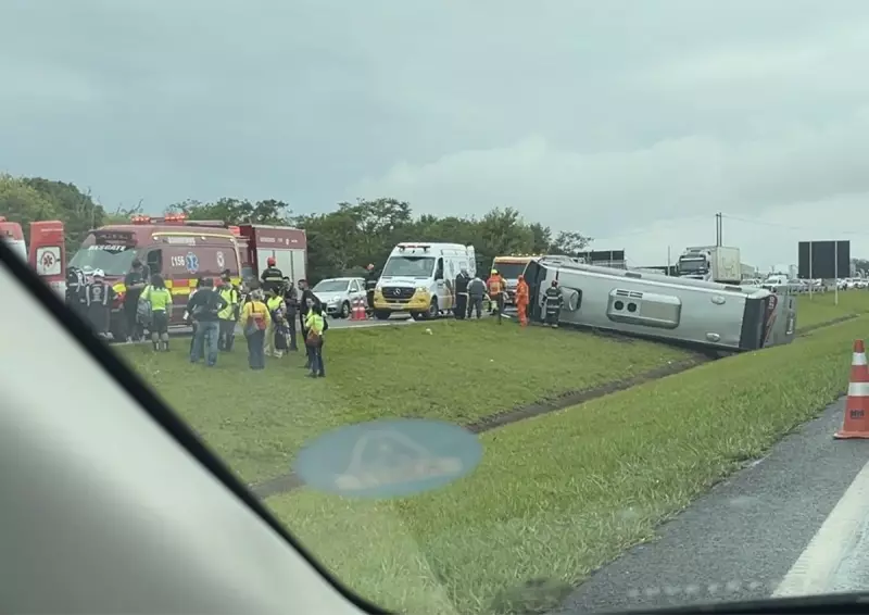 Ônibus Tomba na Rodovia em Mogi Mirim: Acidente Deixa Feridos e Interdição Parcial na Estrada