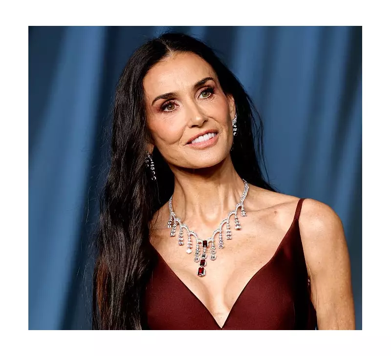 O Segredo Revelado: Como Demi Moore Conquistou o Cabelo dos Sonhos aos 61 Anos