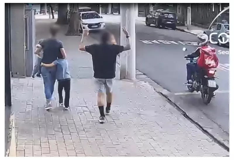 Onda de assaltos por motociclistas aterroriza Perdizes: Família com crianças é vítima em plena luz do dia