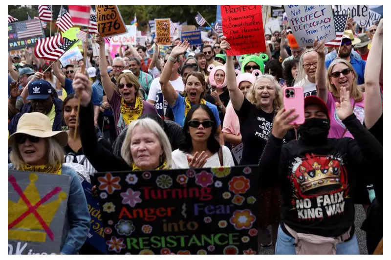 Onda de Protestos Anti-Trump Toma as Ruas dos EUA: Multidões Marcham em Revolta