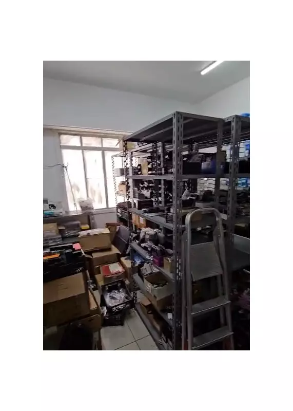 Operação da Polícia desmonta fábrica clandestina de celulares na Santa Ifigenia, centro de SP