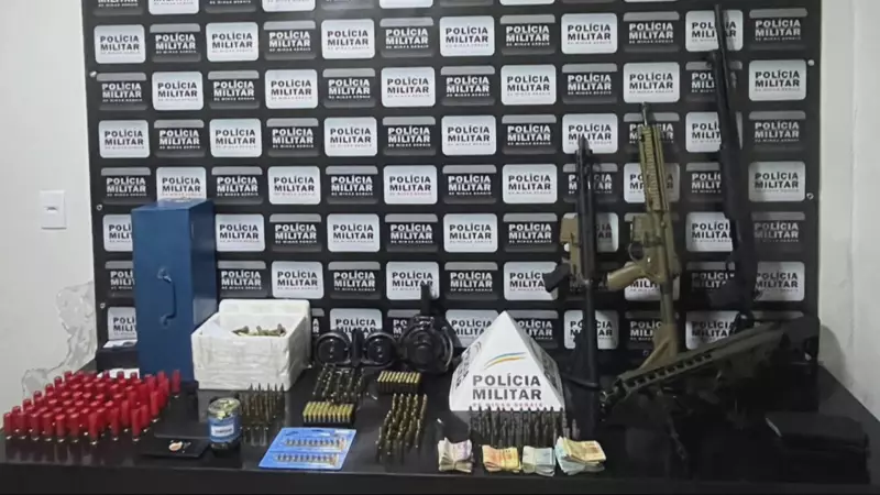 Operação Policial em Ponte Nova: Idoso e Homem Presos com Arsenal Pesado e Munições