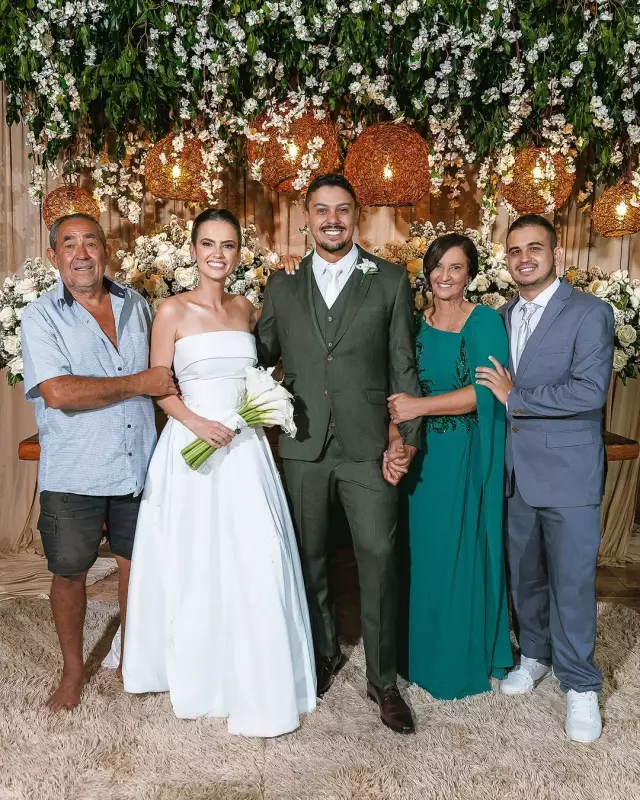 Pai rouba cena em casamento com look descontraído: 'O importante era curtir com minha filha'