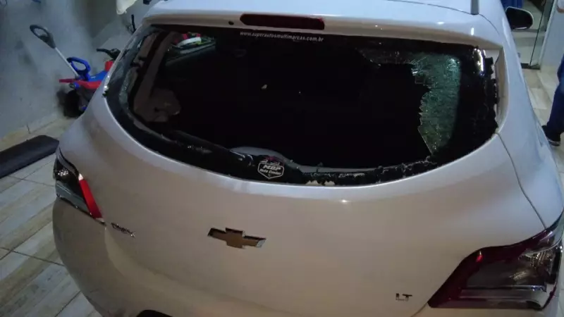 Pai se arrepende após incentivar filho a brigar: grupo quebra portão e carro da família em vingança