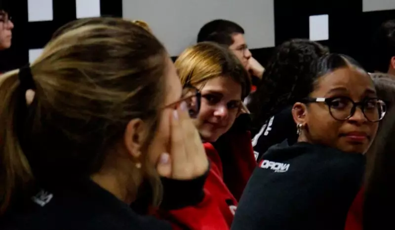 Pais surpreendem filhos vestibulandos com vídeo emocionante durante aula; momento viraliza nas redes