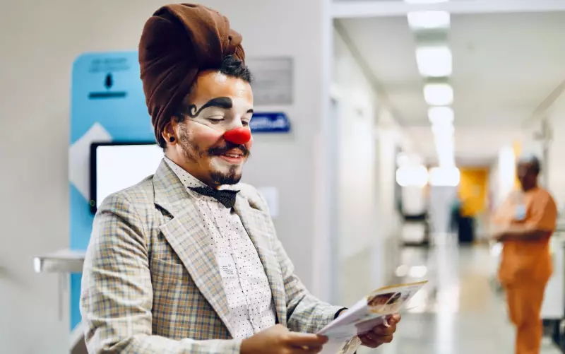 Palhaço Goiano Transforma Vidas Há 20 Anos: A Arte do Riso Como Ferramenta de Inclusão Social