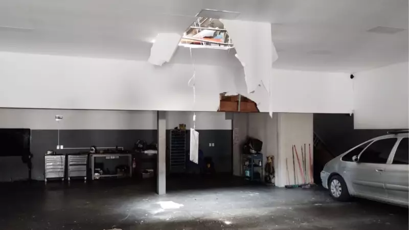 Paraglider atravessa telhado de comércio em queda espetacular em Caraguatatuba