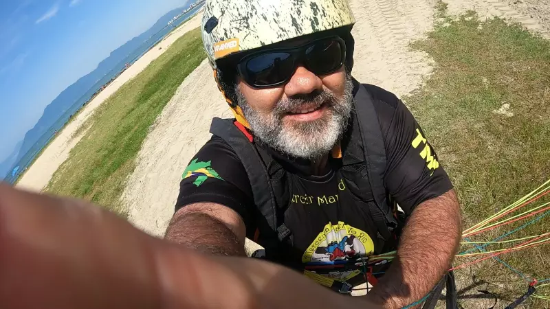 Paraglider tem aterrissagem inusitada em telhado de casa em Caraguatatuba: 'Não foi queda, foi pouso'