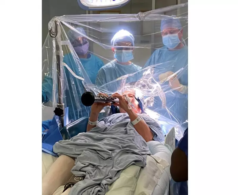 Parkinson: Paciente recupera movimento dos dedos e volta a tocar durante cirurgia revolucionária