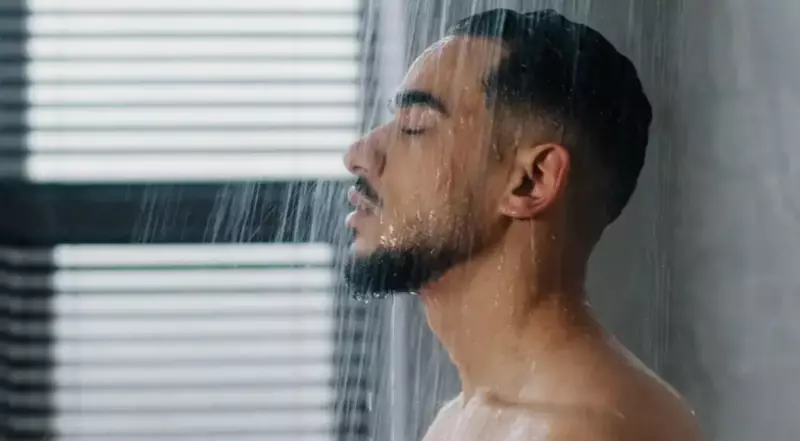 Perigo Invisível no Banho: Bilhões de Micróbios Habitam Seu Chuveiro - Como se Proteger