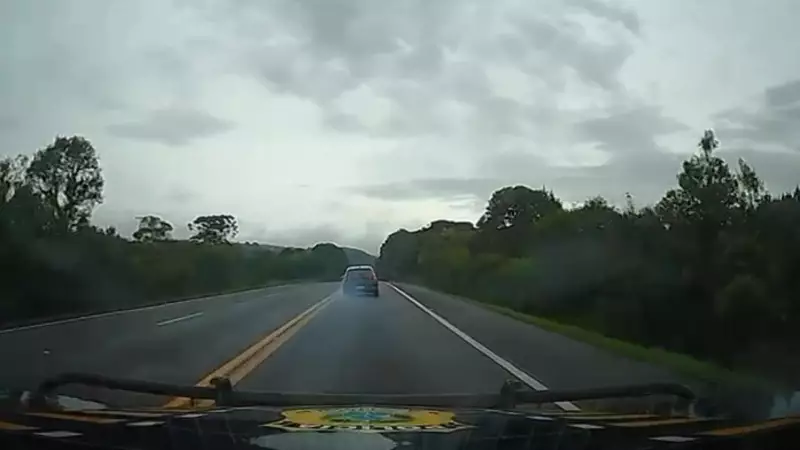 Perseguição Policial no Paraná Termina com Pneus Destruídos e Suspeitos em Fuga | Vídeo