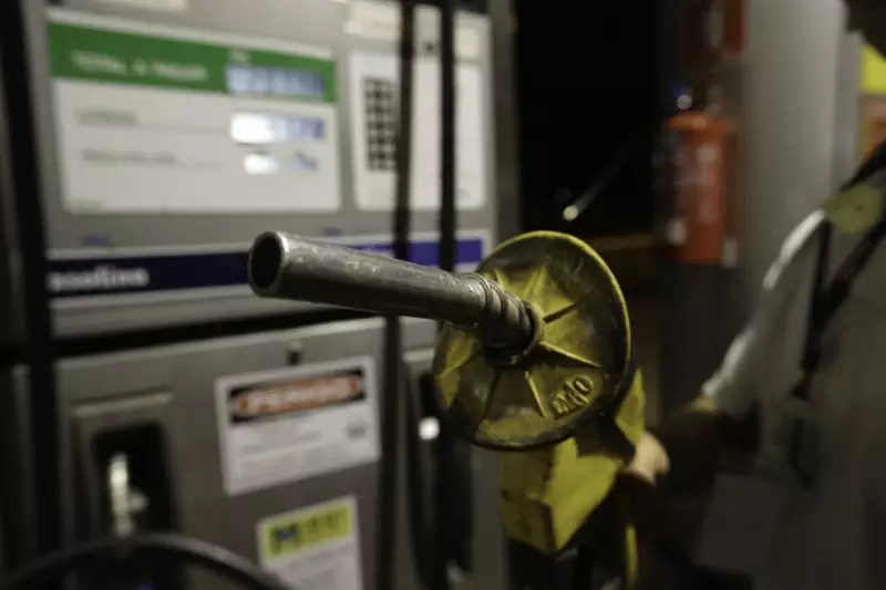 Petrobras corta preço da gasolina em quase 5% para distribuidoras; inflação pode ficar dentro da meta em 2025