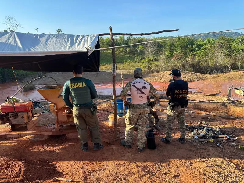 PF desmonta garimpo ilegal no Amapá: máquinas são destruídas em operação de combate ao crime ambiental