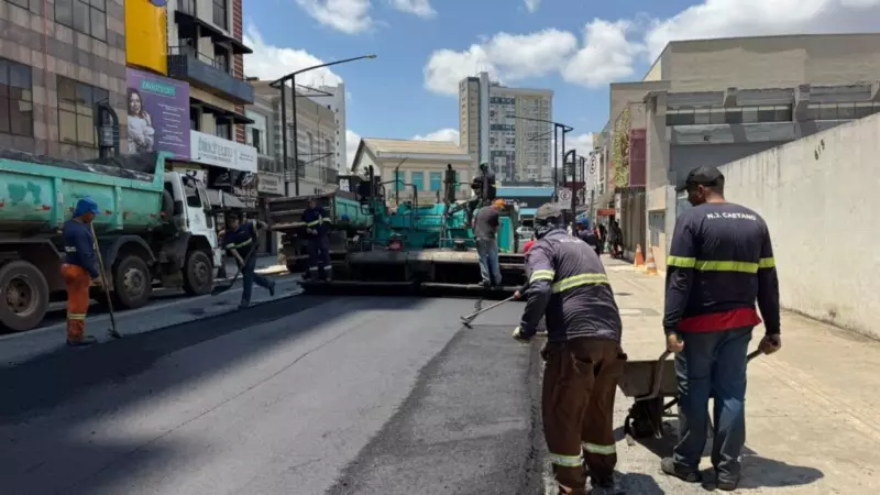 Poços de Caldas Retoma Pavimentação no Centro: Obra Promete Melhor Mobilidade e Menos Poeira
