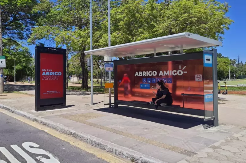 Porto Alegre Inaugura Abrigo de Ônibus Inteligente: O Ponto Que 'Conversa' e Cuida da Segurança Noturna