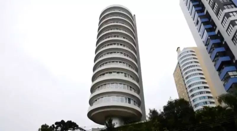 Prédio Giratório do Paraná: Da Revolução Arquitetônica ao Abandono - Qual o Futuro?