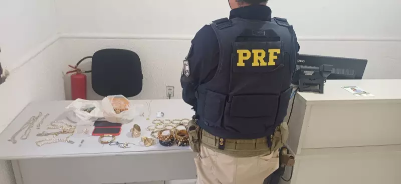 PRF apreende joias avaliadas em R$ 1 milhão dentro de táxi no Ceará; veja detalhes da operação