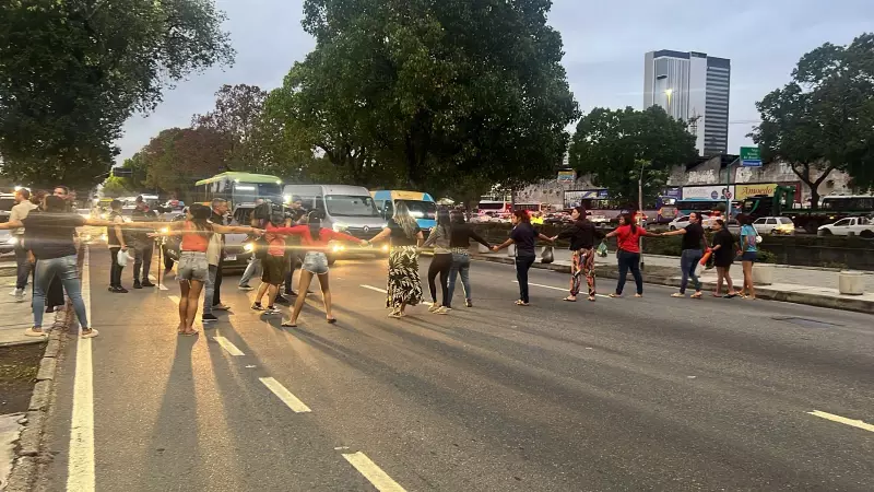 Protesto no RJ: Familiares de vítimas de megaoperação fecham rua em frente ao IML
