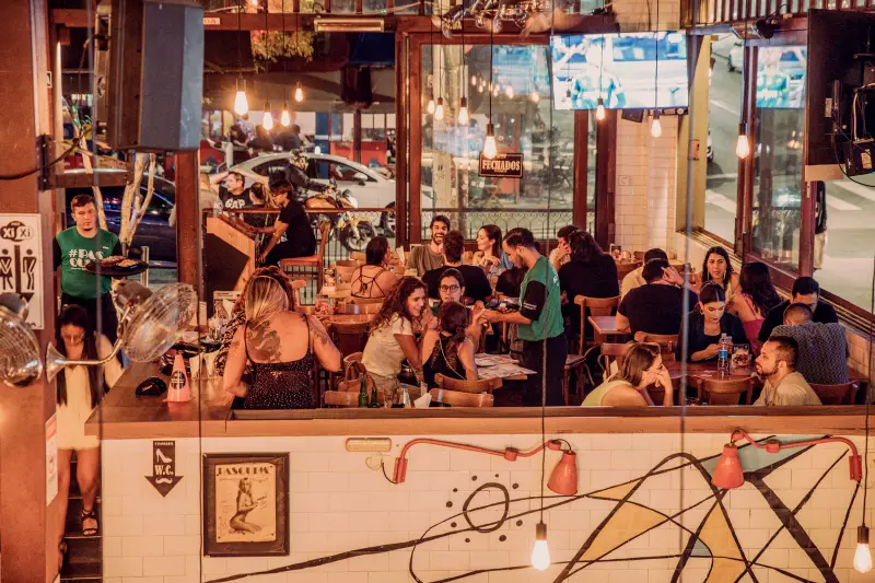 Queda Livre no Setor de Bares e Restaurantes: Vendas Desabam Quase 50% em Setembro