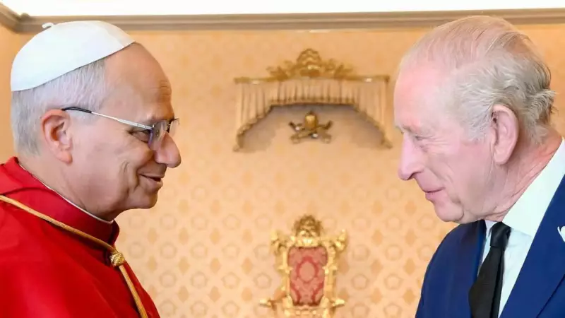 Rei Charles III e Papa Leão XIV: Imagens Históricas Revelam Encontro Marcante no Vaticano