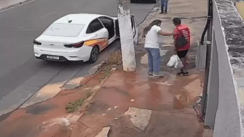 Repórter cai em bueiro durante cobertura de vazamento em Cuiabá; veja o momento dramático