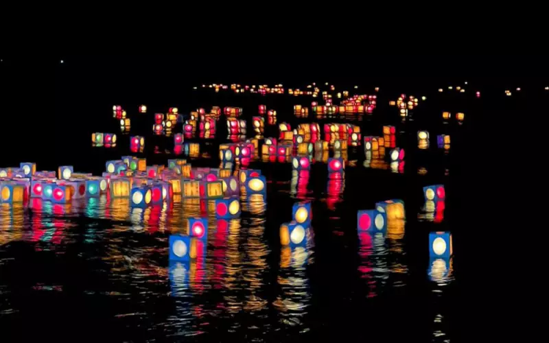 Rio Paraná se ilumina em emocionante ritual japonês que homenageia os mortos