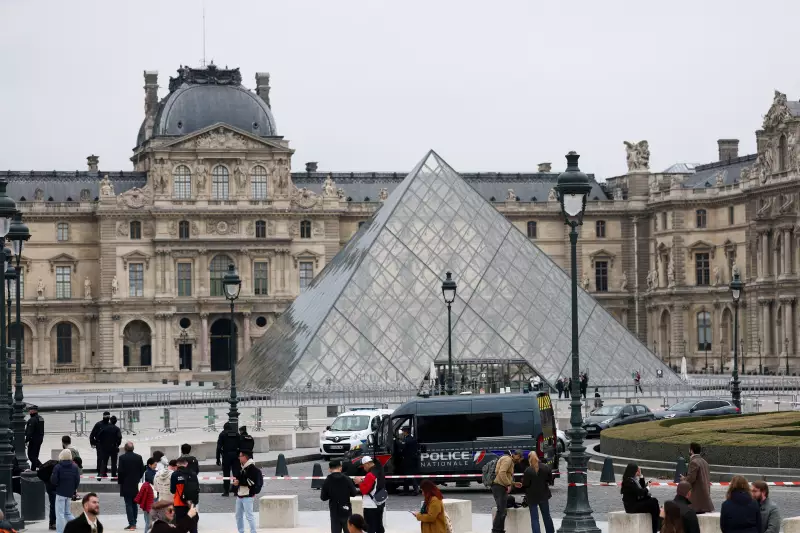 Roubo Espetacular no Louvre: Joias 'Inestimáveis' São Levadas em Ação Ousada em Paris