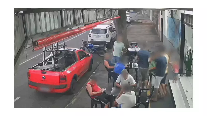 Árvore Desaba Sobre Carro em Maringá: Veja o Vídeo Chocante do Acidente