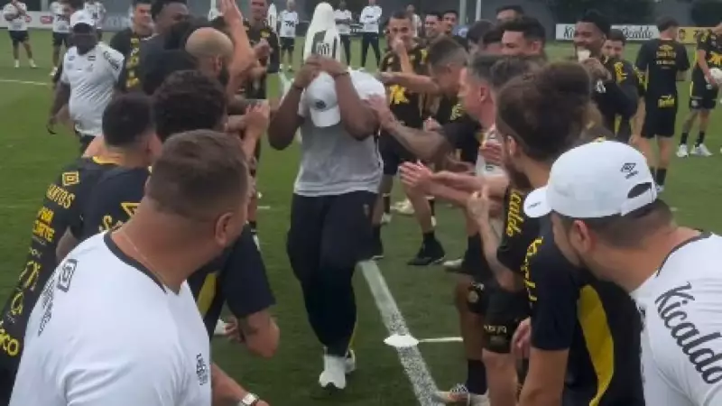 Segurança do Santos acerta bola em filha de Neymar e elenco se vinga com brincadeira pesada