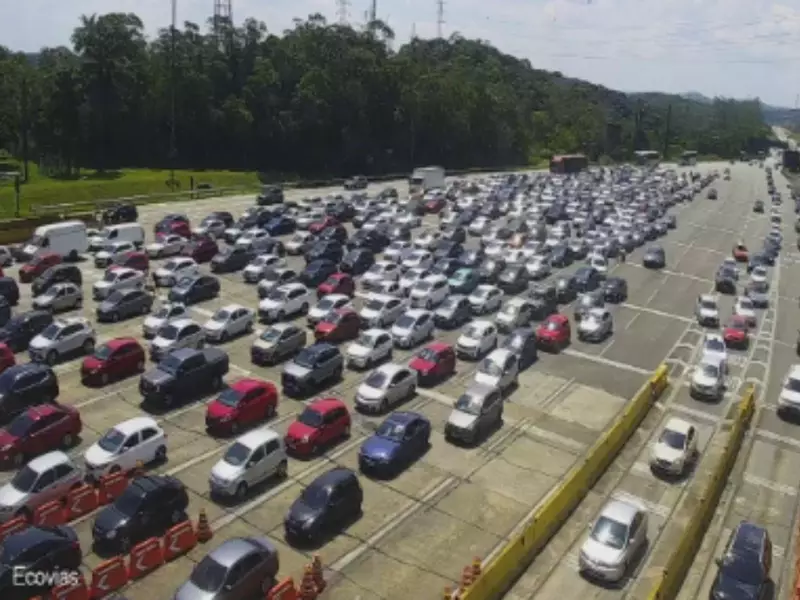 Sol, calor e trânsito intenso: estradas para o litoral de SP enfrentam congestionamento neste sábado