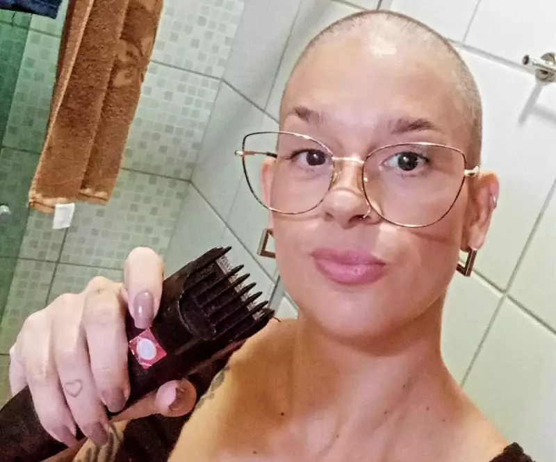 Superação: Mulher enfrenta câncer de mama e perda da filha no parto, e celebra última quimioterapia como vitória