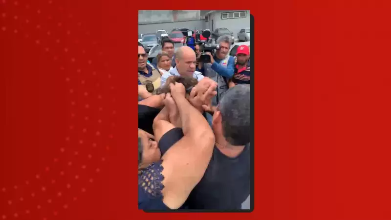 Suspeito de matar motorista de aplicativo é agredido ao sair de delegacia em Manaus