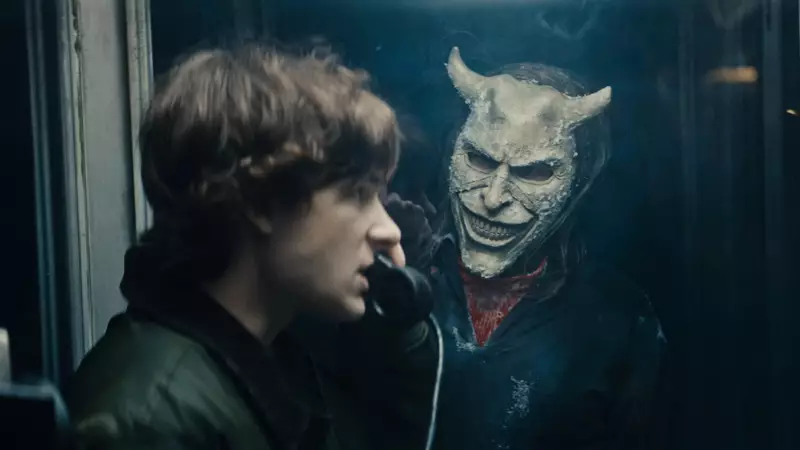 Telefone Preto 2 Domina as Bilheterias no Clima de Halloween nos Cinemas Brasileiros