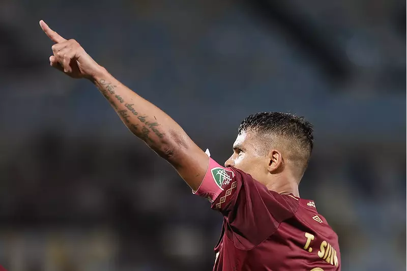 Thiago Silva brilha com gol de voleio e Fluminense supera o Juventude no Maracanã