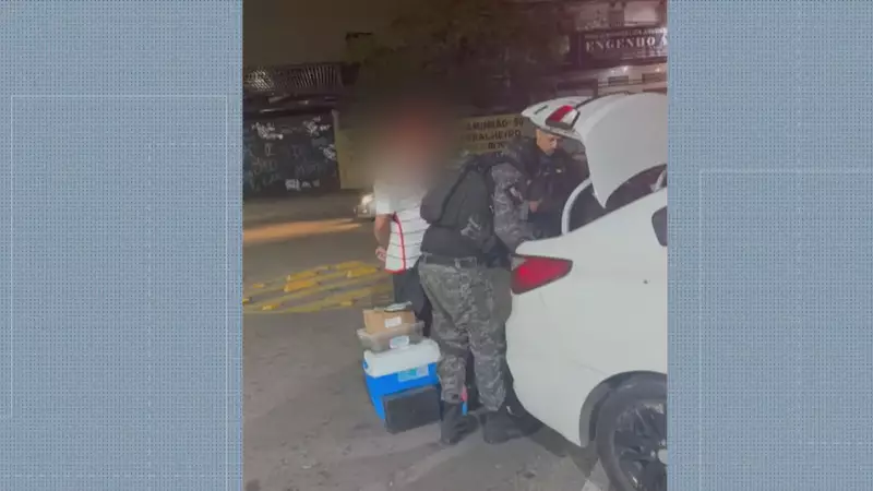 Tiroteio em Condomínio do Rio: Homem Baleado na Porta em Ataque Surpresa