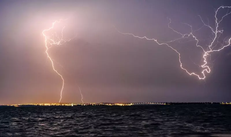 Tocantins sob tempestade elétrica: mais de 200 mil raios caíram em outubro e fenômeno assusta moradores
