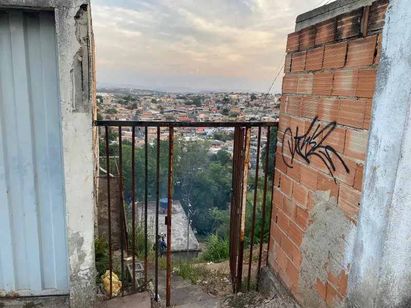 Tragédia em Minas: Filha Encontra Mãe Enterrada em Casa e Suspeito é Linchado pela Multidão