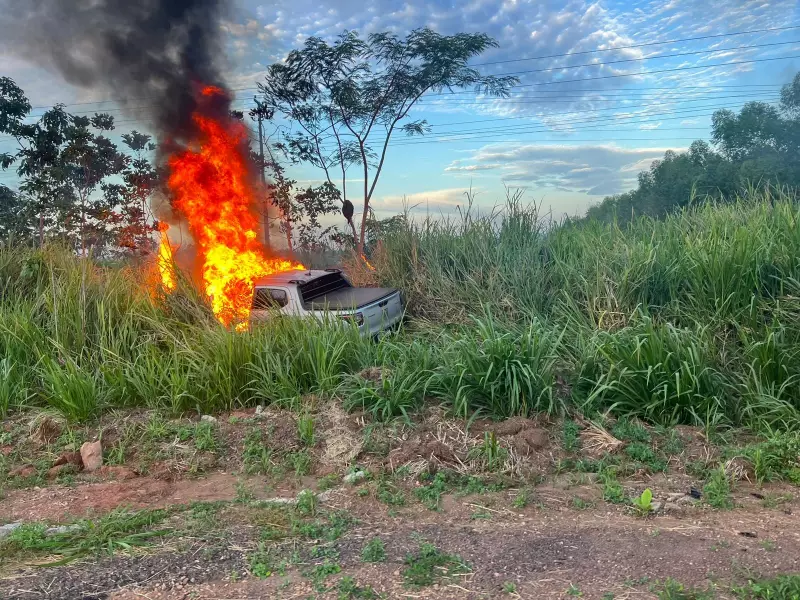 Tragédia em RO: Colisão entre carro e moto termina em incêndio e deixa vítimas fatais