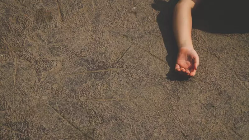 Tragédia Familiar: Bebê de 21 Dias Morre Após Queda de Janela em Caso Suspeito Envolvendo Irmã de 5 Anos