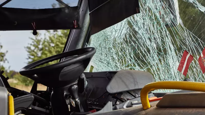 Tragédia na BA: Colisão entre carreta e ônibus escolar deixa três mortos