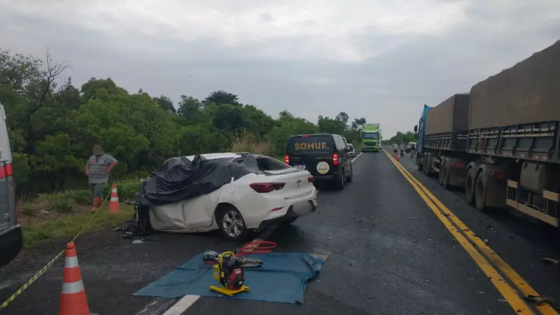 Tragédia na BR-153: Mãe e dois filhos morrem em colisão frontal com carreta em MG