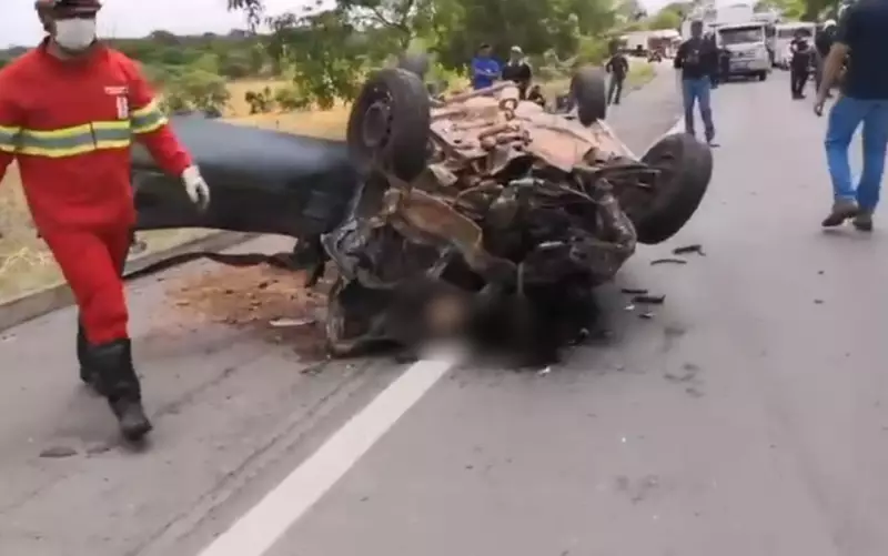 Tragédia na BR-153: Três vidas perdidas em colisão frontal entre carro e ambulância em Goiás