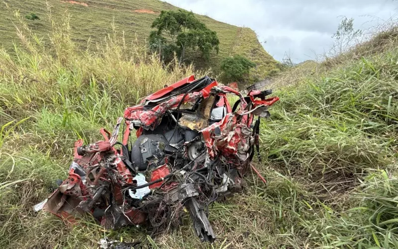 Tragédia na BR-267: Motorista morre em colisão frontal entre carro e carreta em MG
