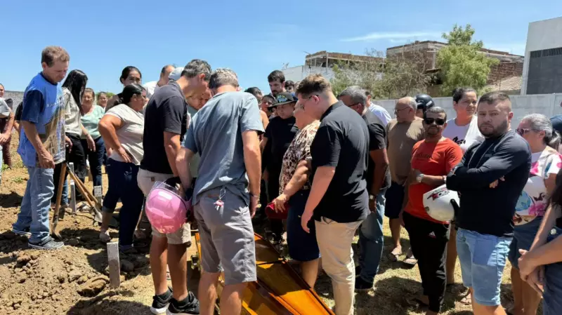 Tragédia na BR-423: Jovem de 23 anos é sepultado após acidente fatal com ônibus em Pernambuco