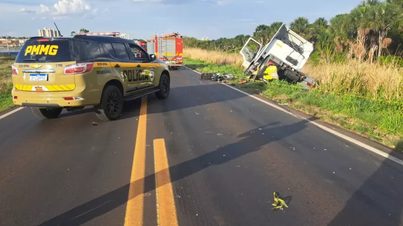 Tragédia na MG-497: Motociclista morre em colisão frontal com caminhão conduzido por motorista sem habilitação