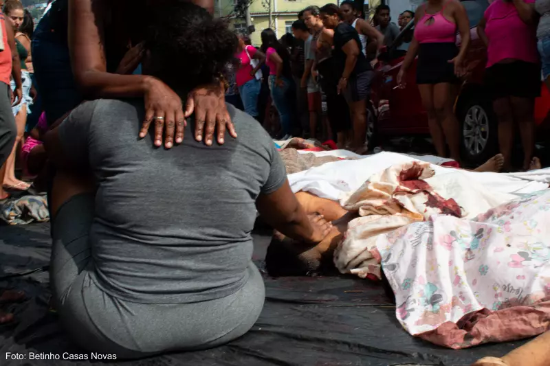 Tragédia na Penha: Familiares Identificam Corpos em Praça do Rio em Cena de Dor Coletiva