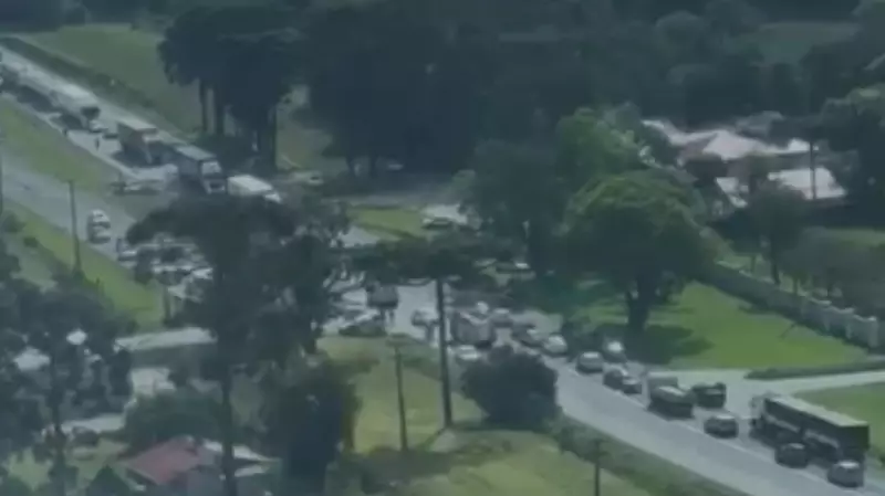 Tragédia na RMC: Criança sobrevive milagrosamente após colisão fatal entre carro e caminhão que vitimou casal