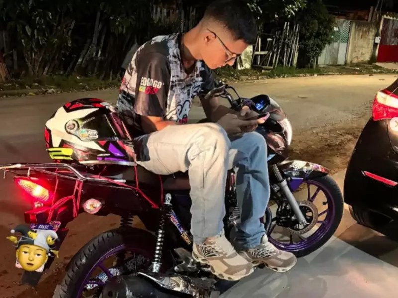 Tragédia no Acre: Jovem de 21 anos perde a vida em acidente de moto ao colidir com meio-fio e poste