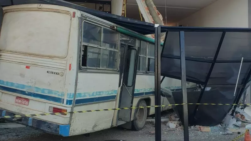 Tragédia no Litoral Norte: Acidente entre ônibus e galeria deixa um morto e dois feridos em Maragogi