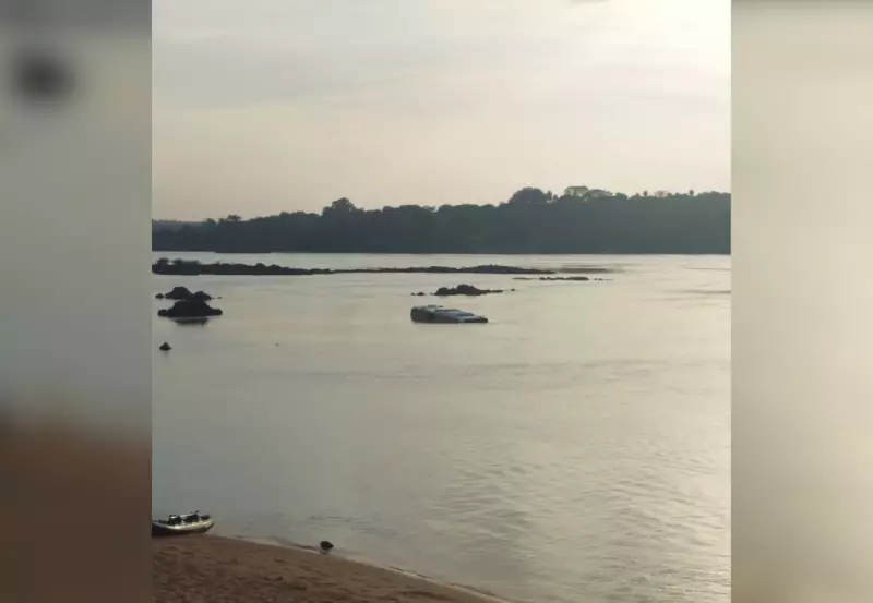 Tragédia no Rio Tocantins: Ônibus de Turismo Despenca na Água ao Embarcar em Balsa e Motorista Fica Preso nas Ferragens
